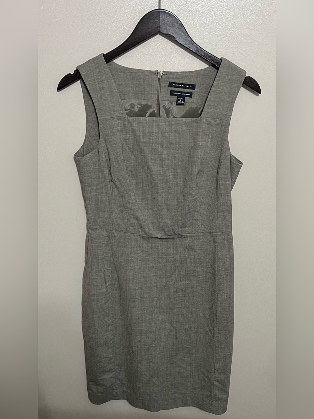 Banana Republic Wool Sheath Dress fully lined Size 8 stretch